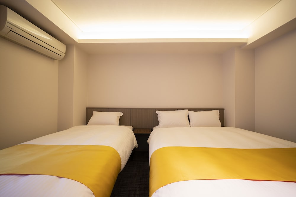 Moderate Twin Room (Check in by 10 pm) photo 2