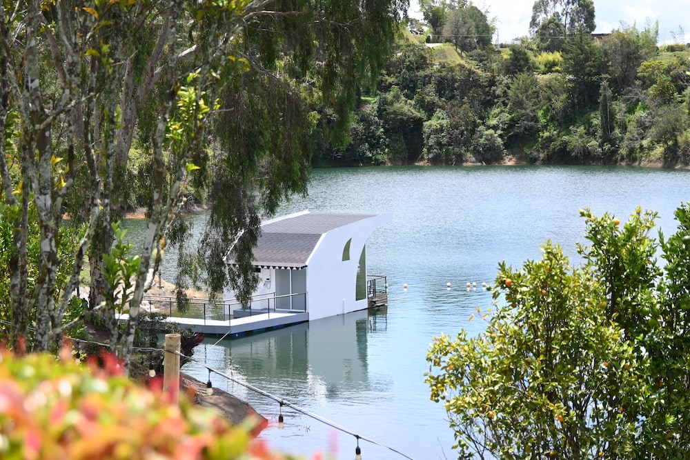 Superior Cabin, 1 Bedroom, Hot Tub, Overwater photo 3