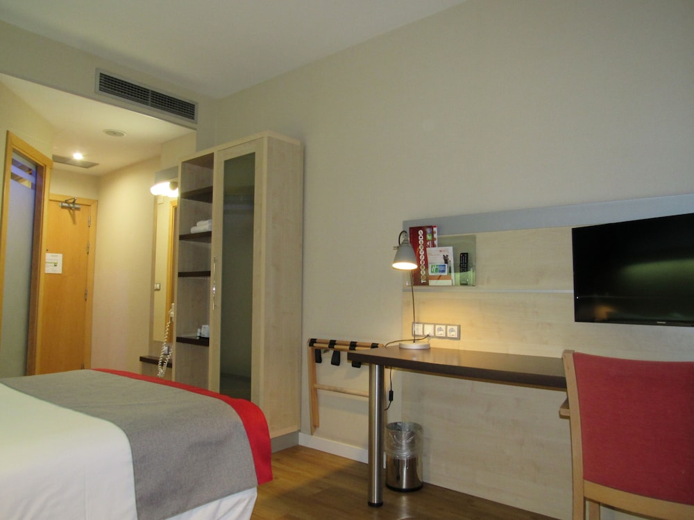 Standard Room, 1 Queen Bed, Accessible (Free Breakfast) - Photo 4