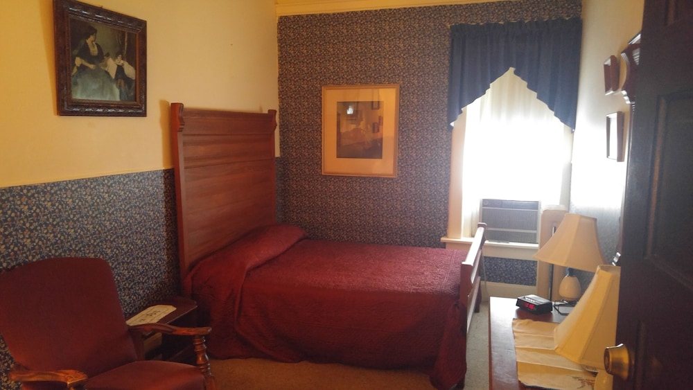 Basic Room, 1 Full Bed photo 2