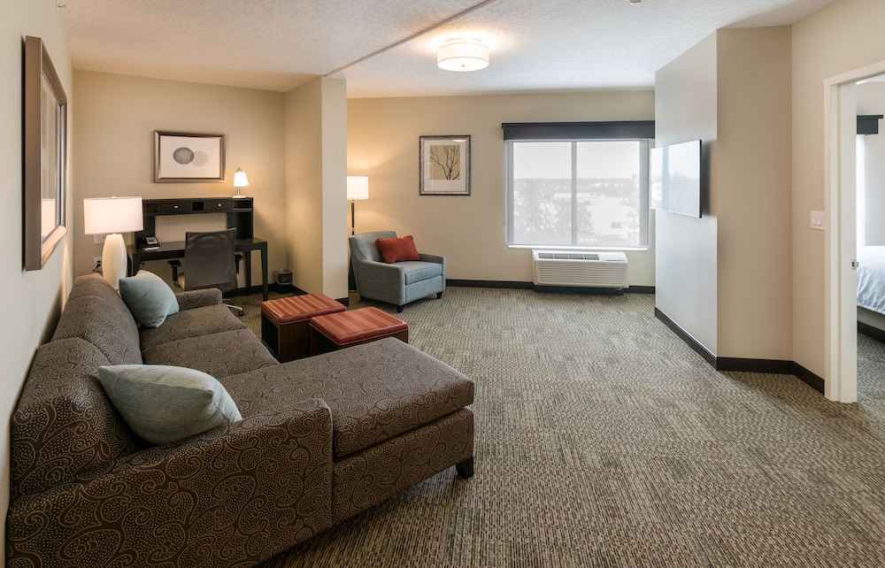 Suite, 1 Bedroom, Kitchen (Living and Dining Area) photo 2