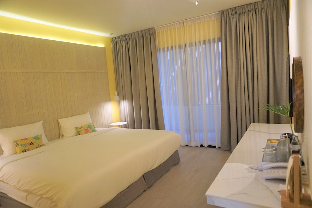 Superior Double Room, 1 King Bed, Poolside - Photo 1