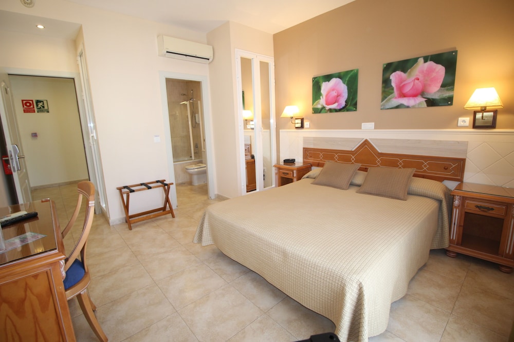 Double or Twin Room - Photo 7
