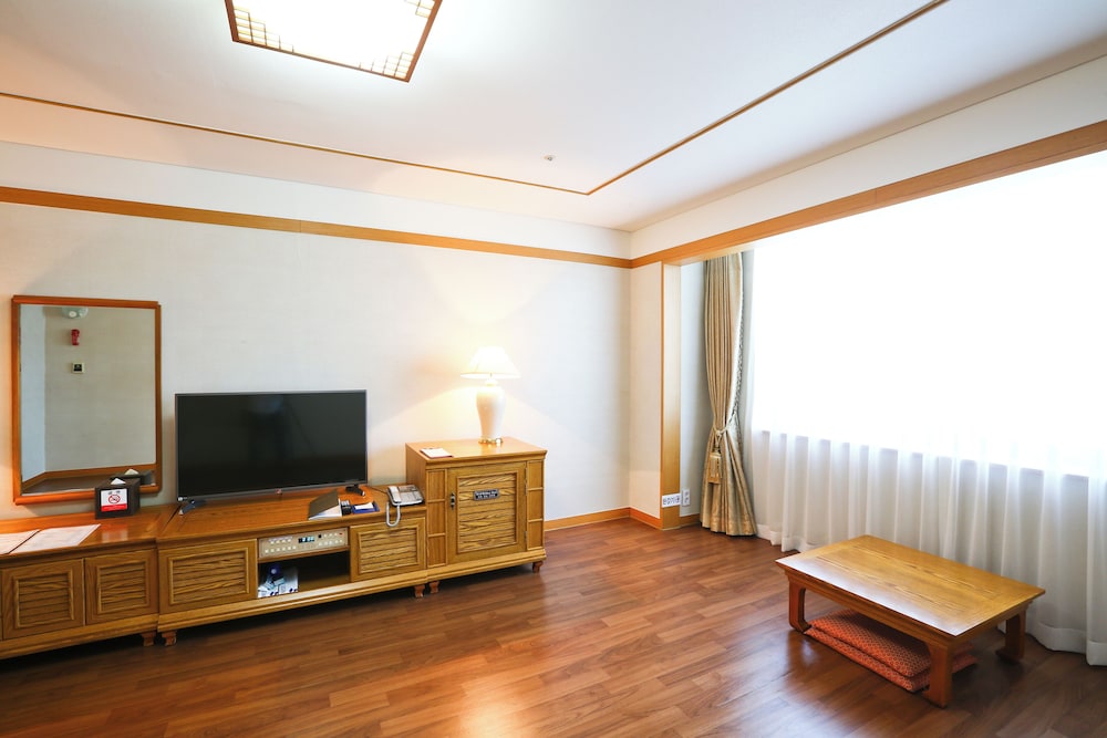 Family Room photo 3