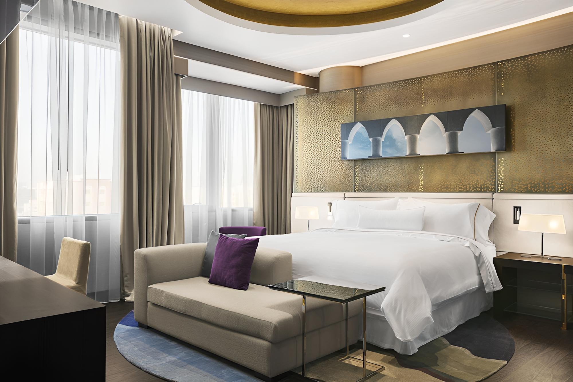 Deluxe Room, 1 King Bed, Smoking, City View photo 3