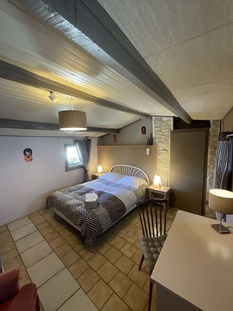 Double Room, Shared Bathroom (Châtaigne) photo 1