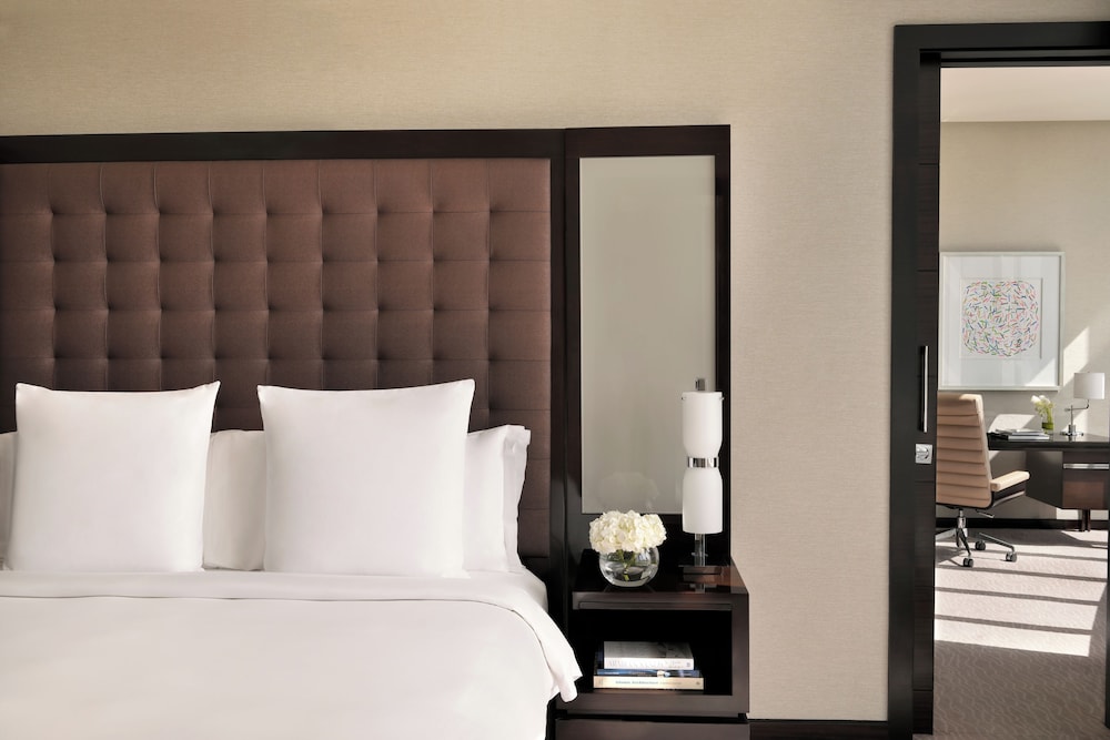 Deluxe Suite (Skyline View) — photo 8