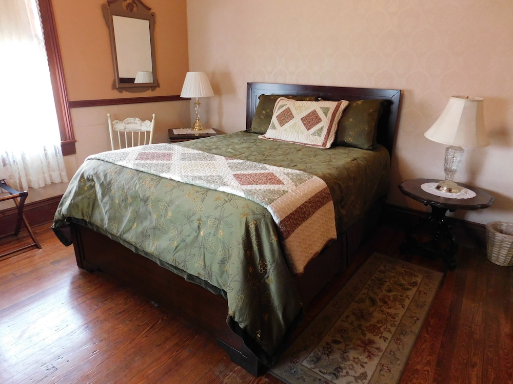 Standard Room, 1 Queen Bed, Non Smoking (Victoria's Room) photo 3
