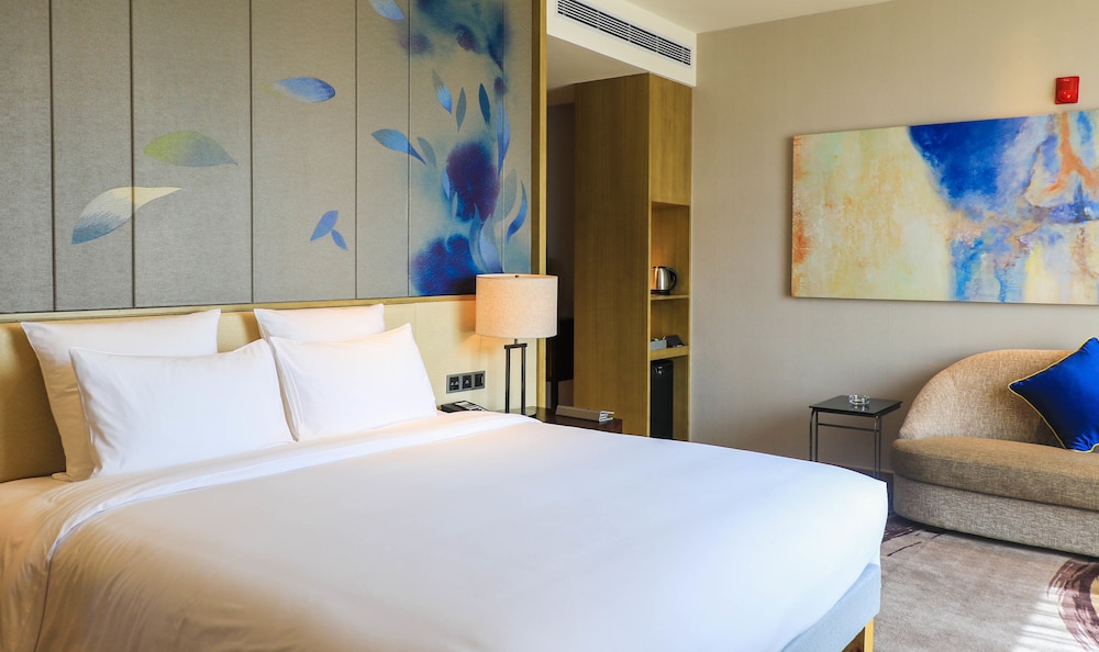 Deluxe Room, 1 King Bed, Lake View