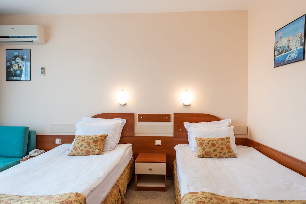 Standard Single Room, Balcony, Park View