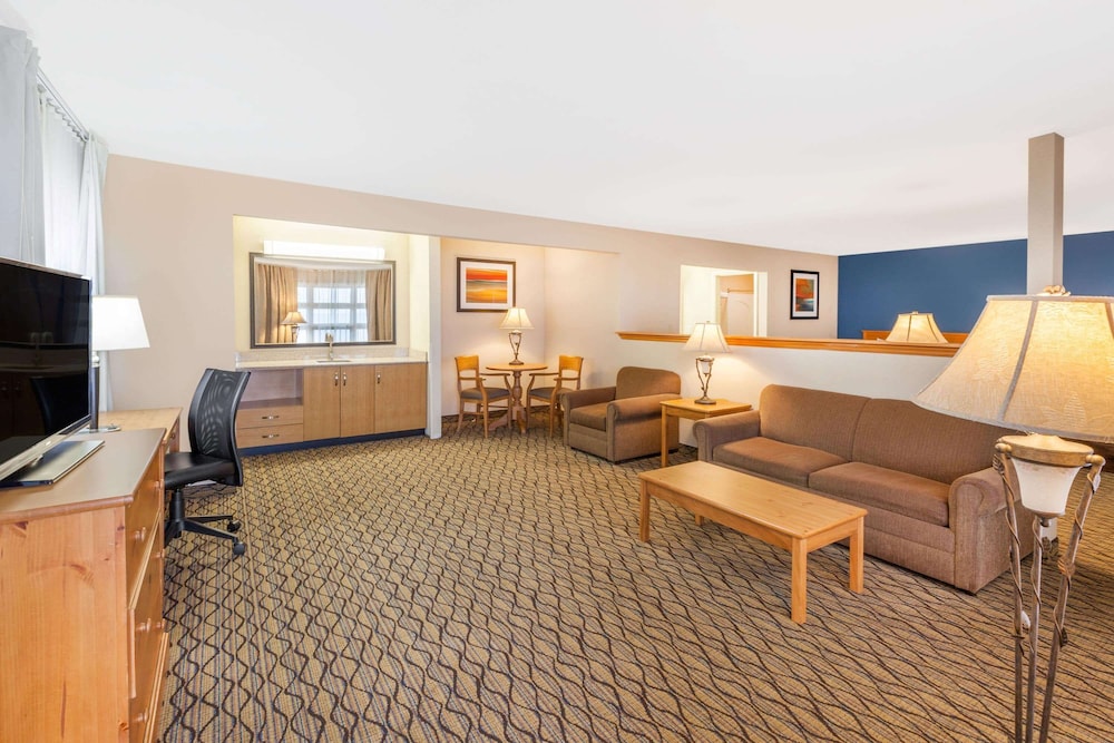 Deluxe Studio Suite, 2 Queen Beds and Sofa Bed, Lake View photo 1