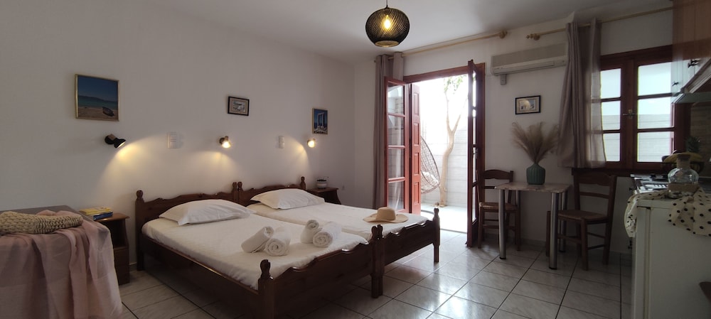 Twin Room (Semi-Basement)