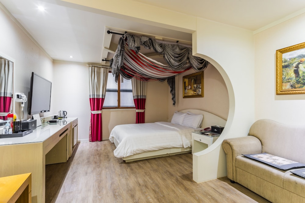 Deluxe Double Room, 1 Queen Bed photo 2