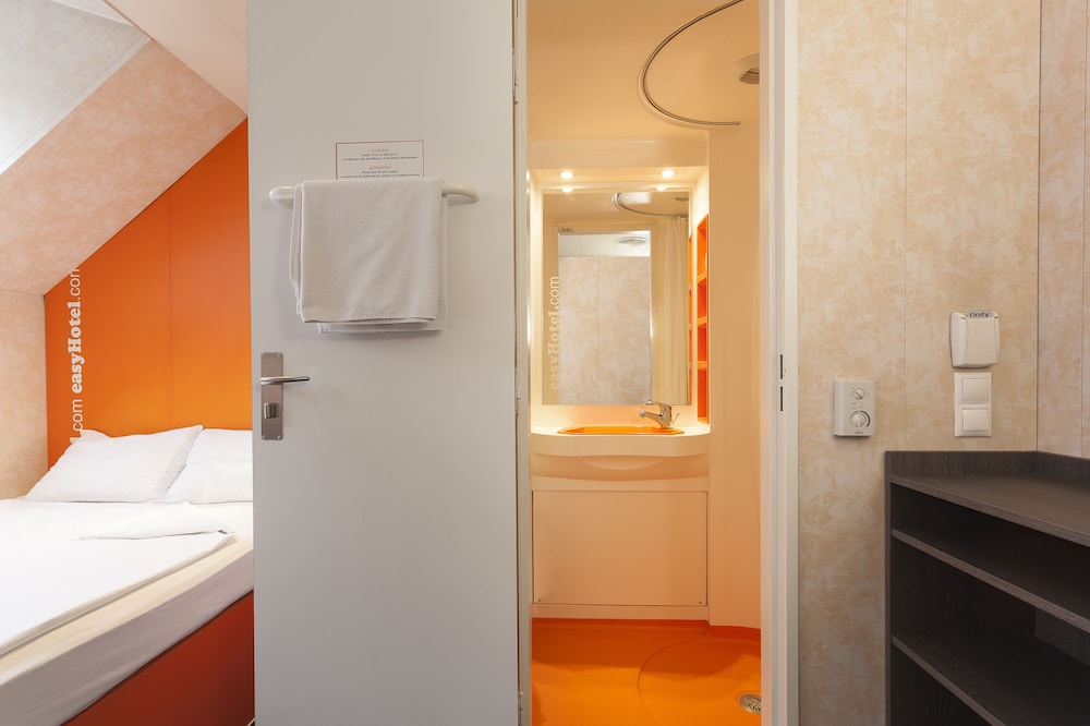 Small Double room thumbnail 6