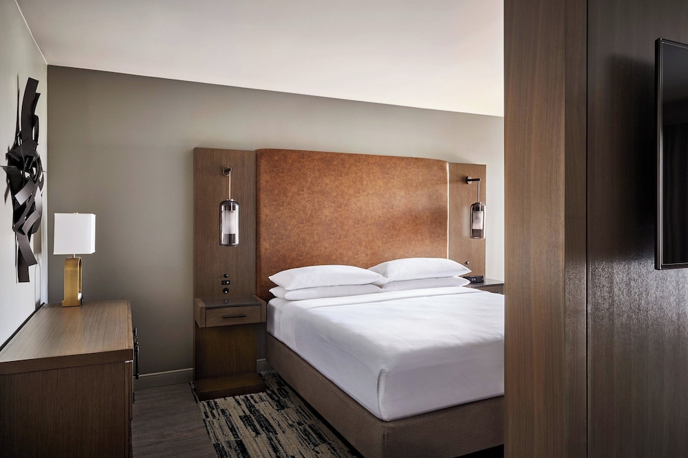 Suite, 1 Bedroom - Photo 1