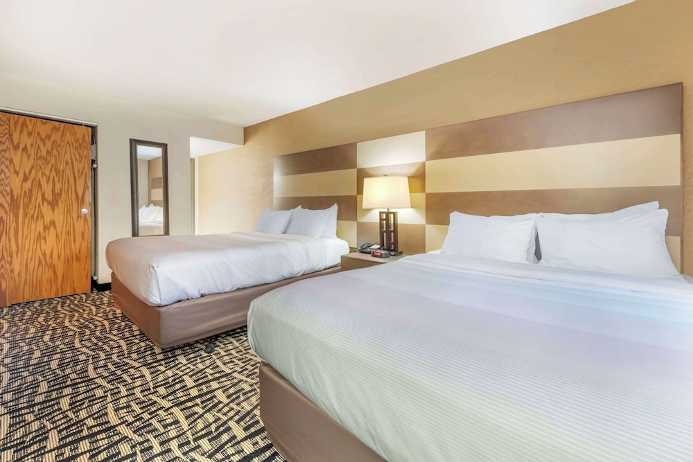 Family Suite, 2 Queen Beds - Photo 3