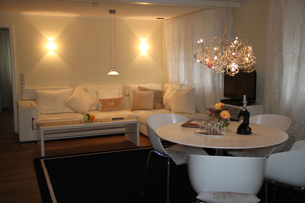 Classic Triple Room, Non Smoking, Park View photo 2