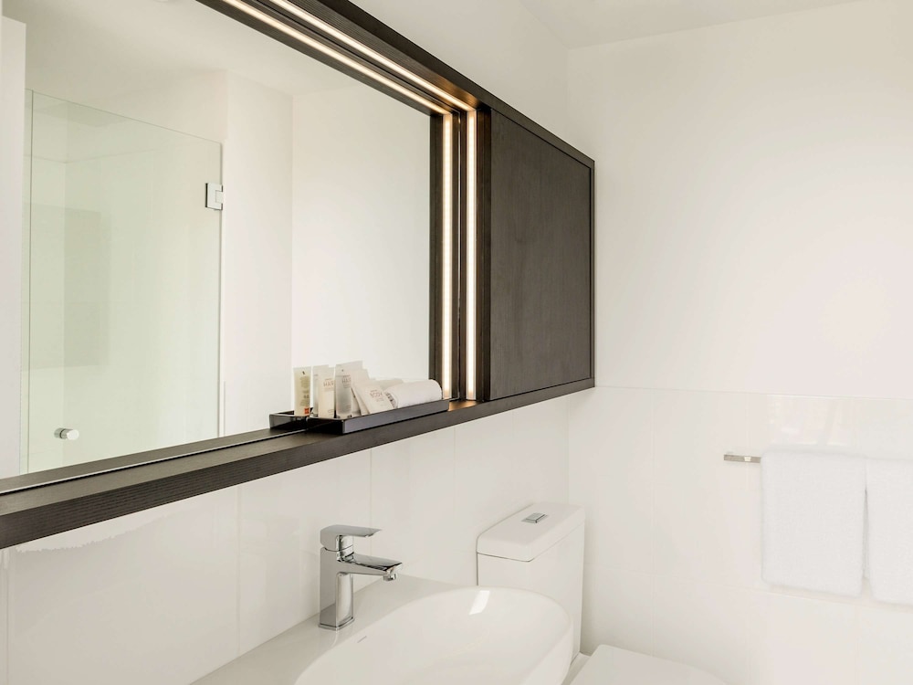 Superior Room, 1 Queen Bed, City View thumbnail 5