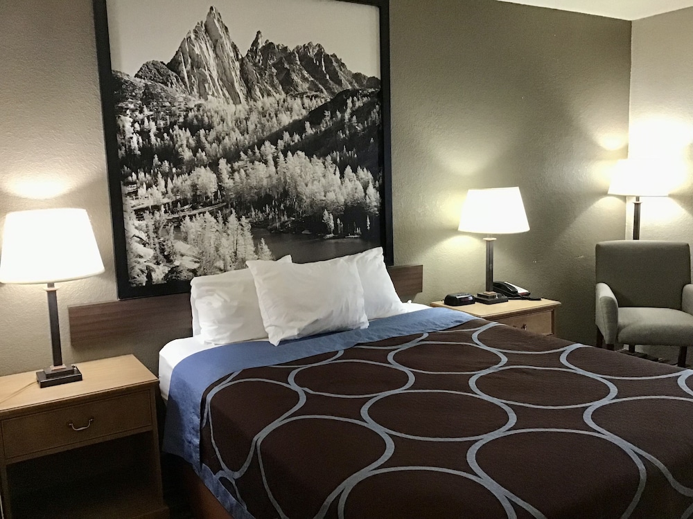 Standard Room, 1 Queen Bed, Accessible - Photo 3