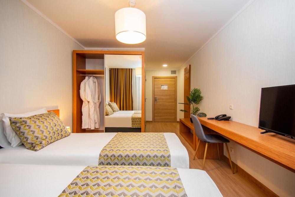 Standard Twin Room - Photo 7