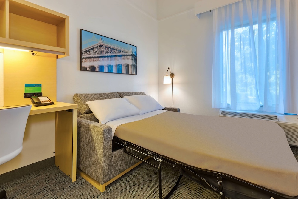 Studio, 1 Queen Bed with Sofa bed (Mobility Accessible, Roll-in Shower) photo 2