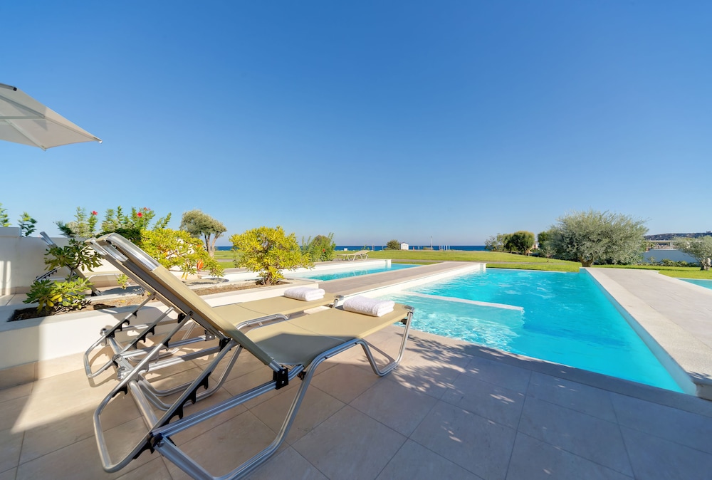 Junior Twin Room, Private Pool, Sea View photo 1