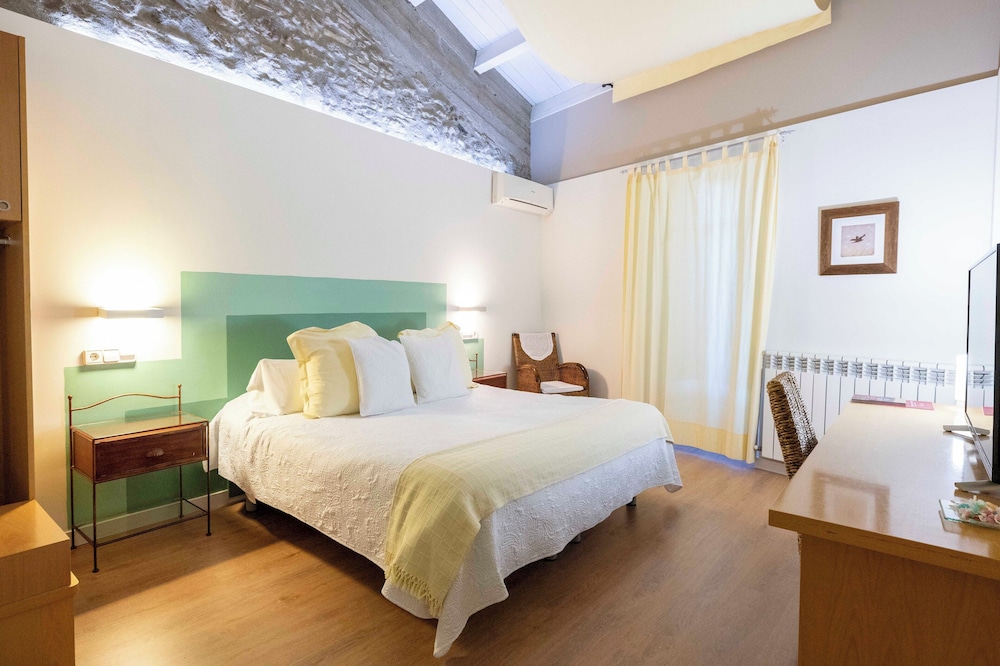 Standard Double or Twin Room - Photo 9