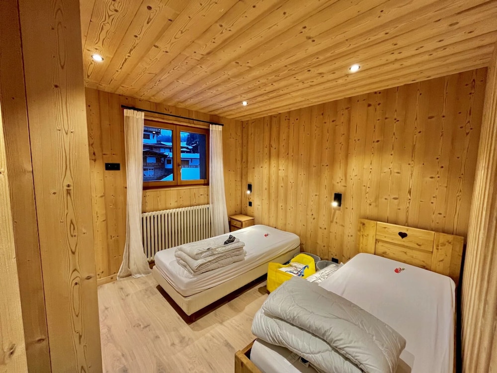 Apartment, 2 Bedrooms, Balcony, Mountain View photo 2