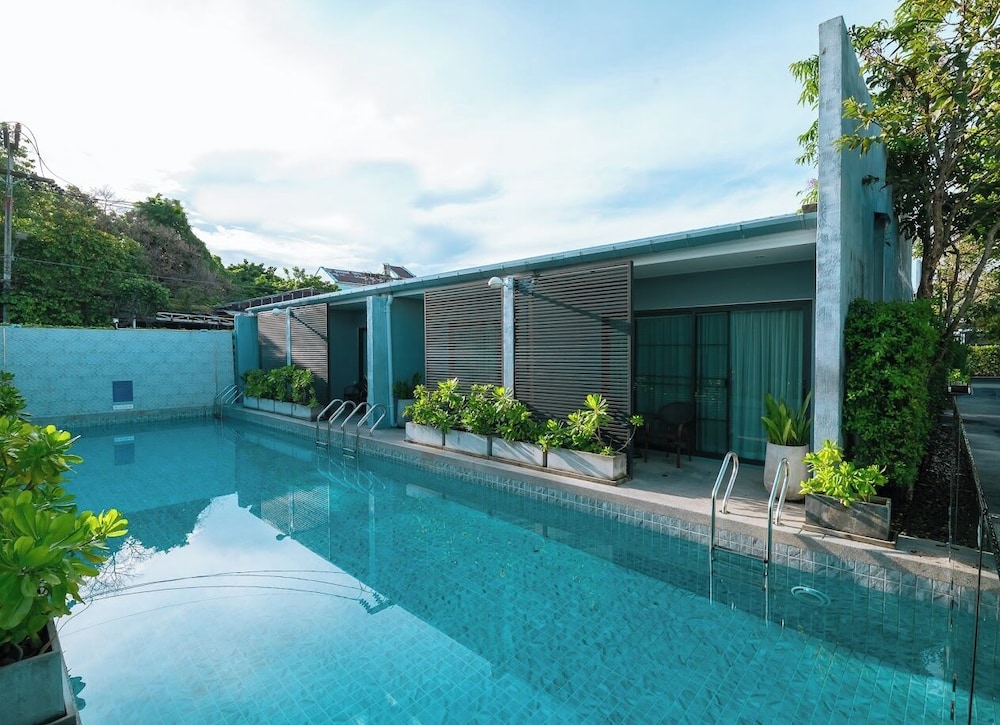Premier Deluxe Pool Access - Photo 27