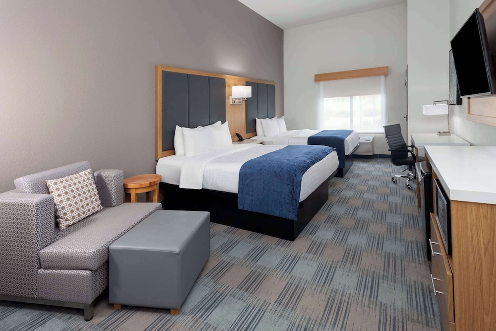 Room, 2 Queen Beds, Roll-in Shower (Mobility Accessible) - Photo 1