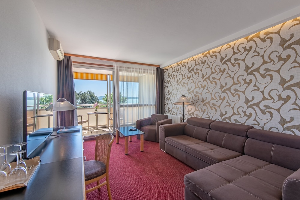Suite with Lake view and balcony photo 1