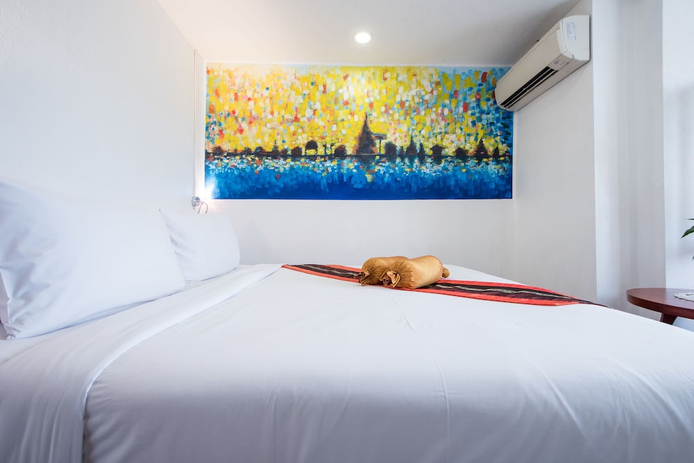 Standard Double Room thumbnail 5