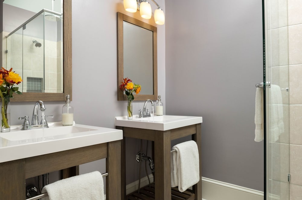 Luxury Suite, 1 Queen Bed, Private Bathroom (Chardonnay)