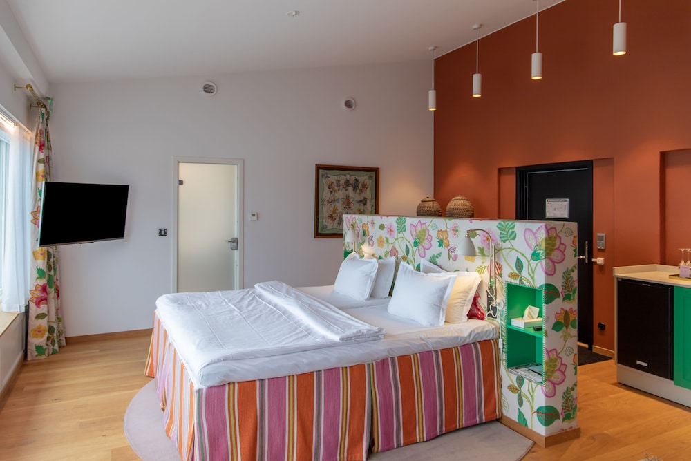 Panoramic Suite, 1 King Bed, Ocean View, Oceanfront photo 2
