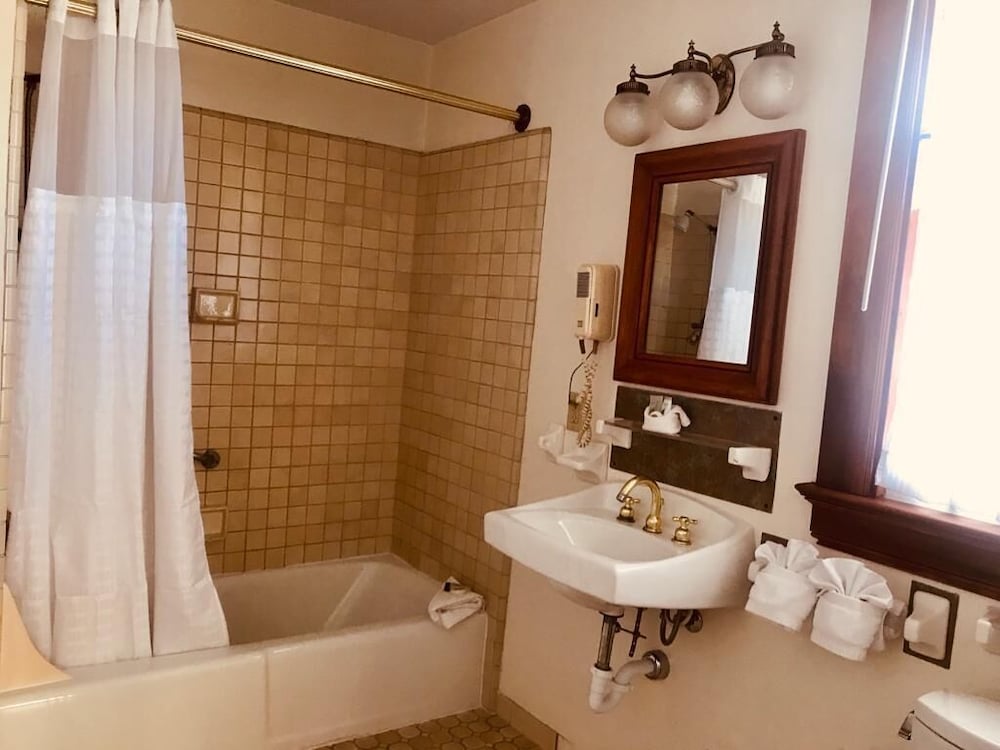 Standard Room, 1 Queen Bed - Photo 9
