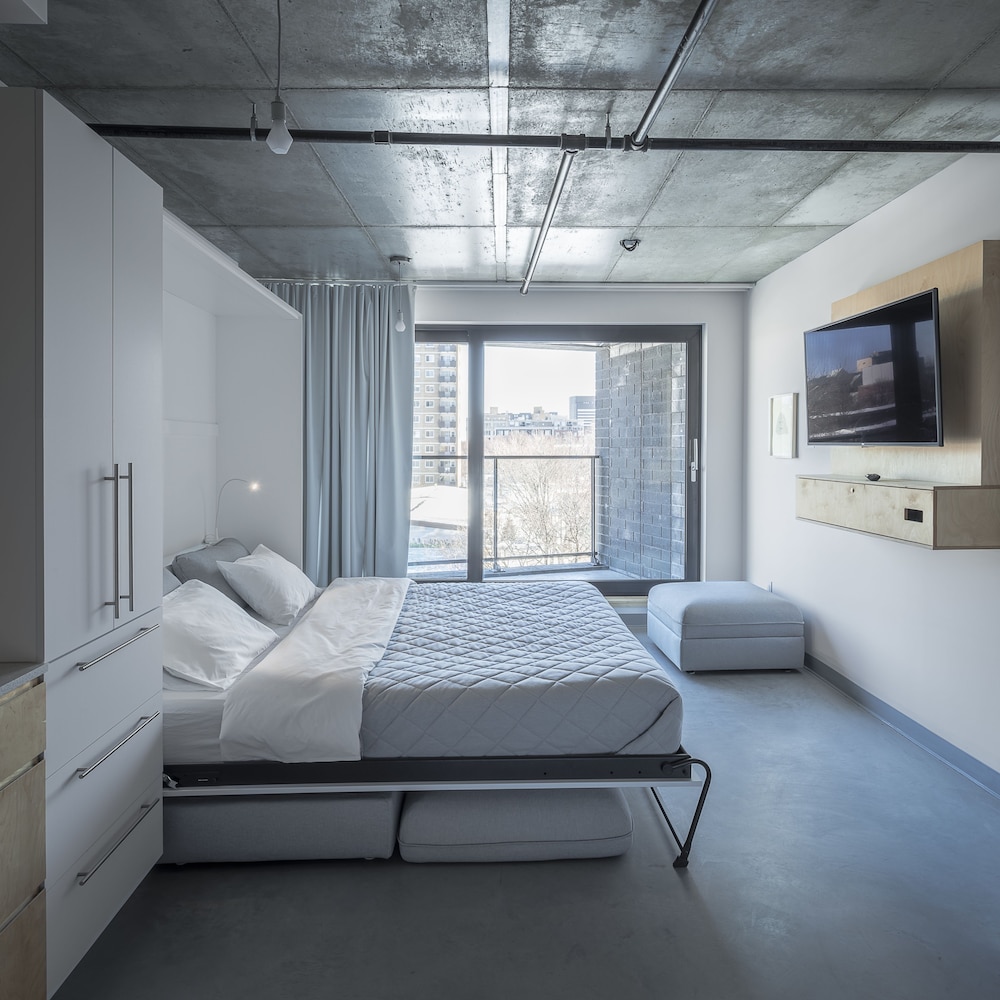 Grand Studio, 1 King Bed, Balcony photo 1