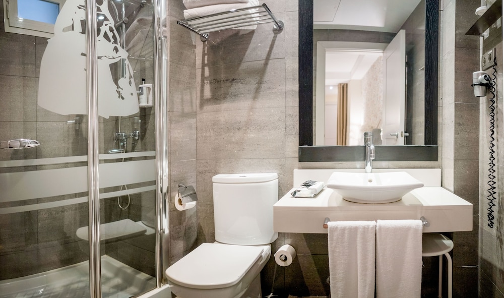 Double or Twin Room - Photo 7