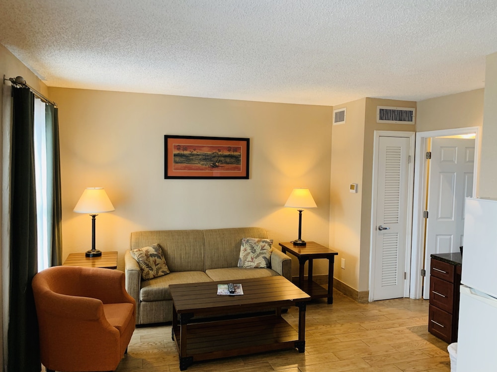 Queen Suite with Two Queen Beds and Beach Canal View - Ground Floor photo 3