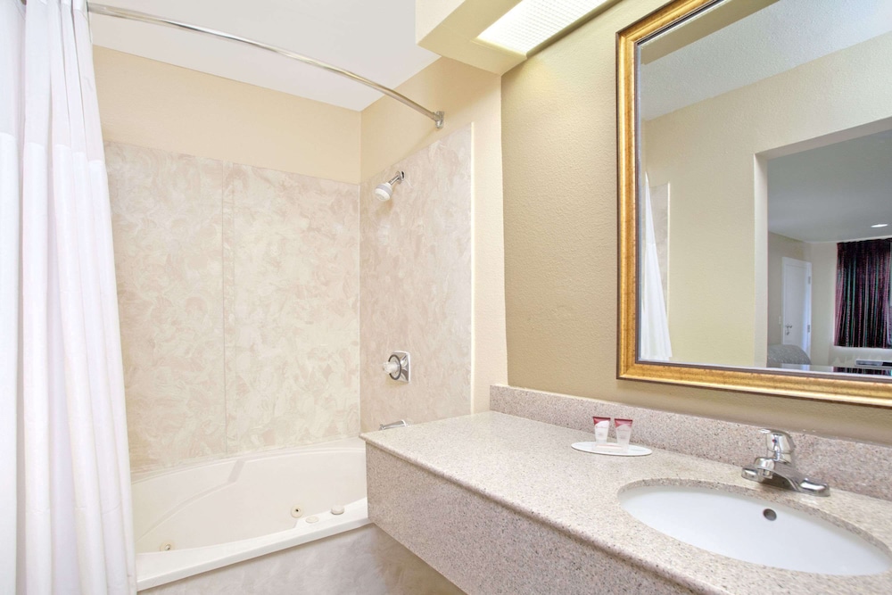 Suite, 1 King Bed, Smoking, Refrigerator & Microwave - Photo 2