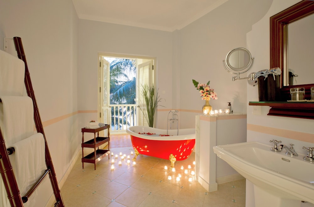 Premier Room, 1 King Bed - Photo 8