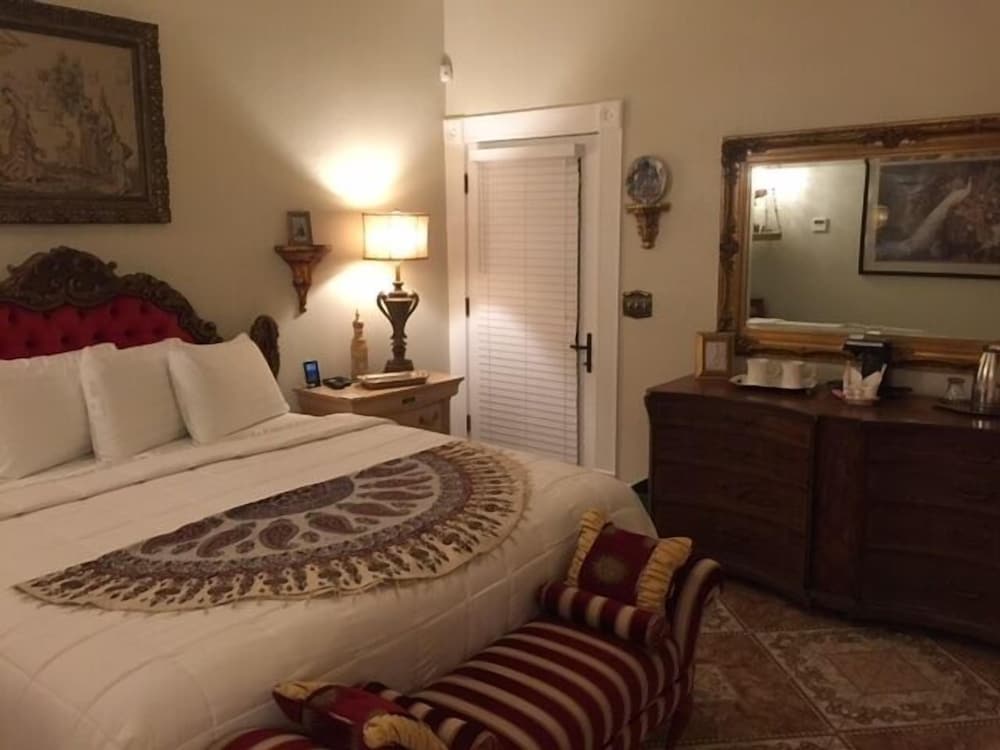 Superior Room, 1 King Bed, Non Smoking, Refrigerator & Microwave (Persian Room) photo 3