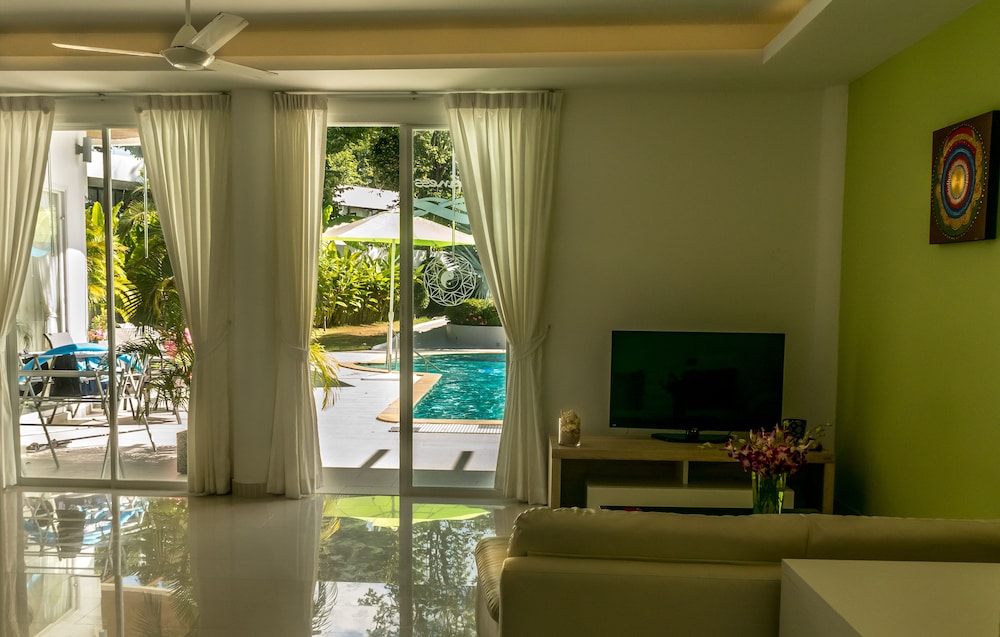 Design Apartment, 1 King Bed, Pool View photo 3
