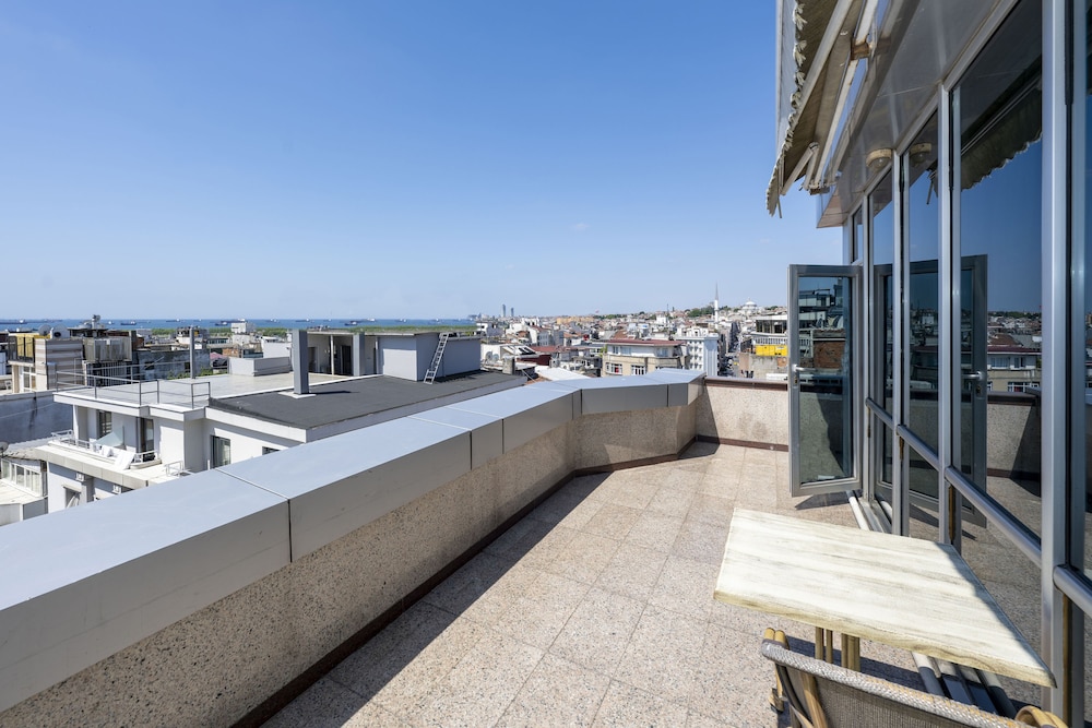 Family Room, Terrace, Partial Sea View photo 3