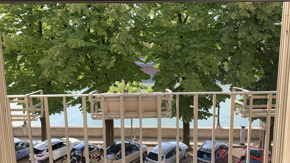 Deluxe Double Room, River View (Private external bathroom)