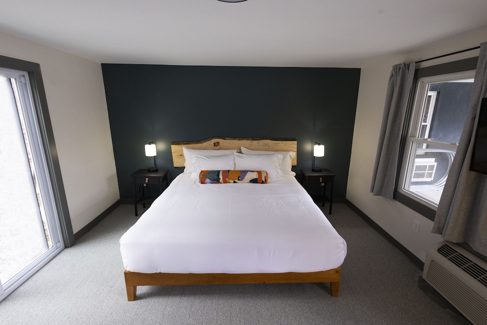 Deluxe Room, 1 King Bed with Sofa bed, Mountain View photo 3
