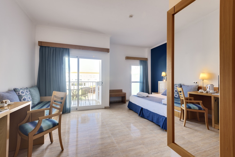 Superior Room ( 3 Adults ) - Photo 3