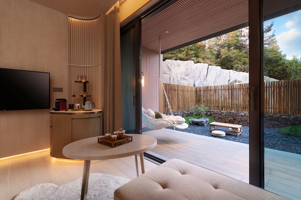 Standard Room, 1 King Bed, Mountain View (Lingfeng Mountain Vw Courtyard Access) - Photo 1