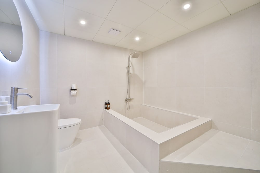 Premier Suite - Two Samsung 70" Smart TVs Included - Photo 15