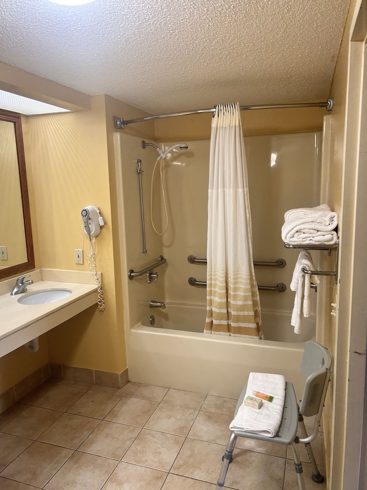 Room, 2 Queen Beds, Accessible, Non Smoking photo 2