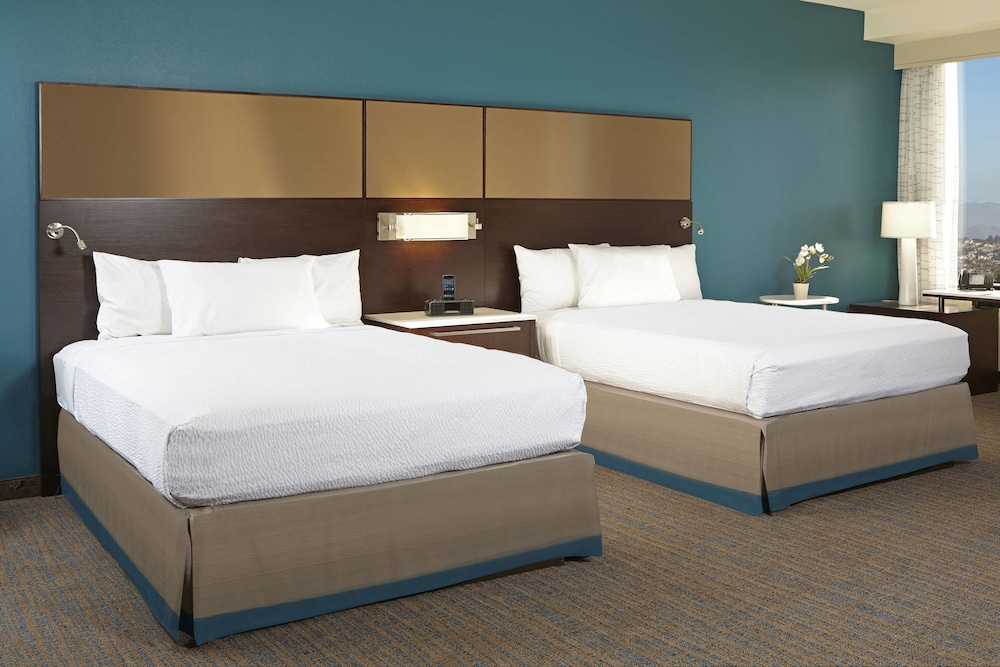 Studio, Multiple Beds (Mobility/Hearing Access, Roll-In Shwr)